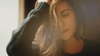 朝起きると体が重い原因｜寝起きが変わる「コップ一杯の水習慣」